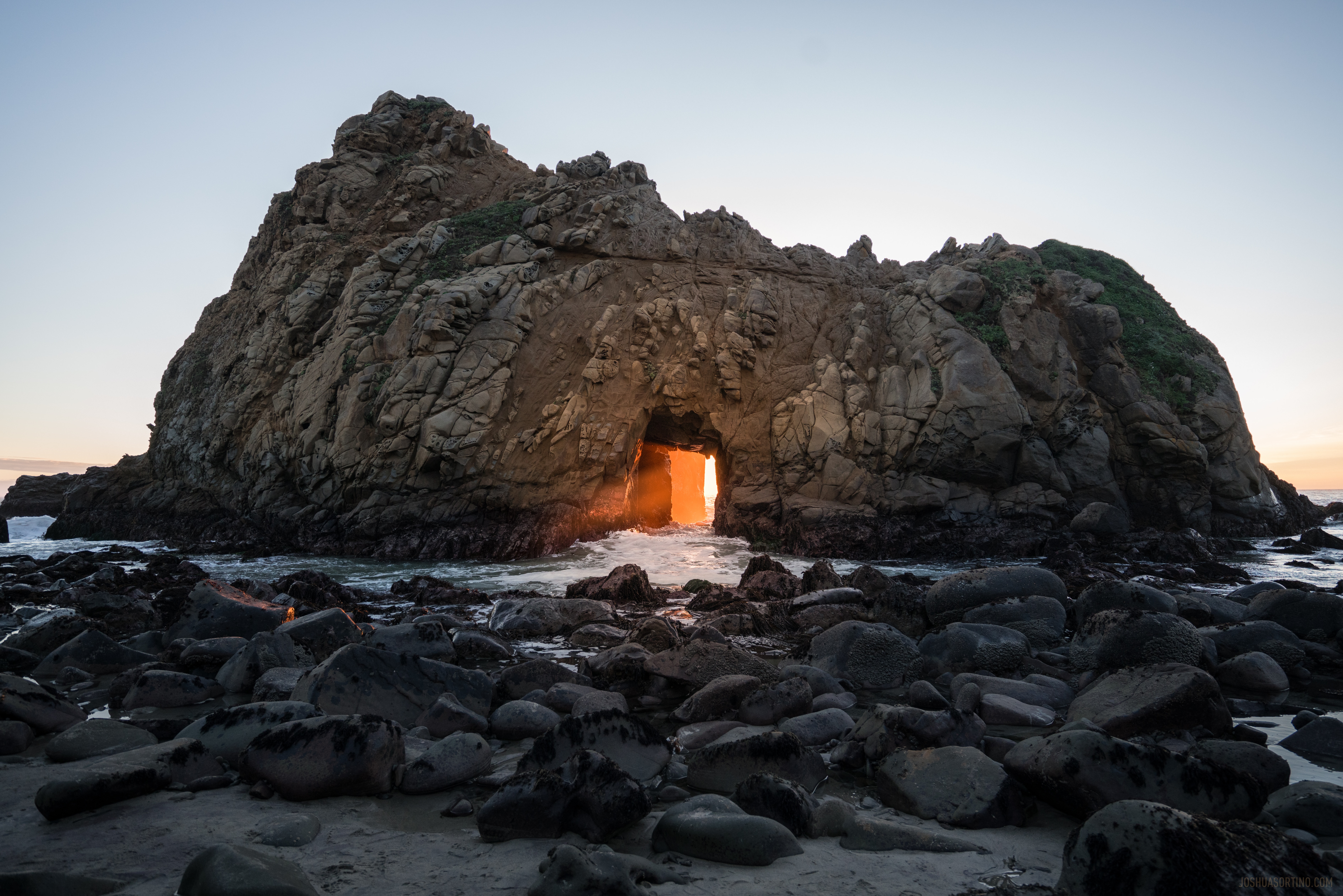 Foto di copertina: Pfeiffer Beach in California - © Joshua Sortino