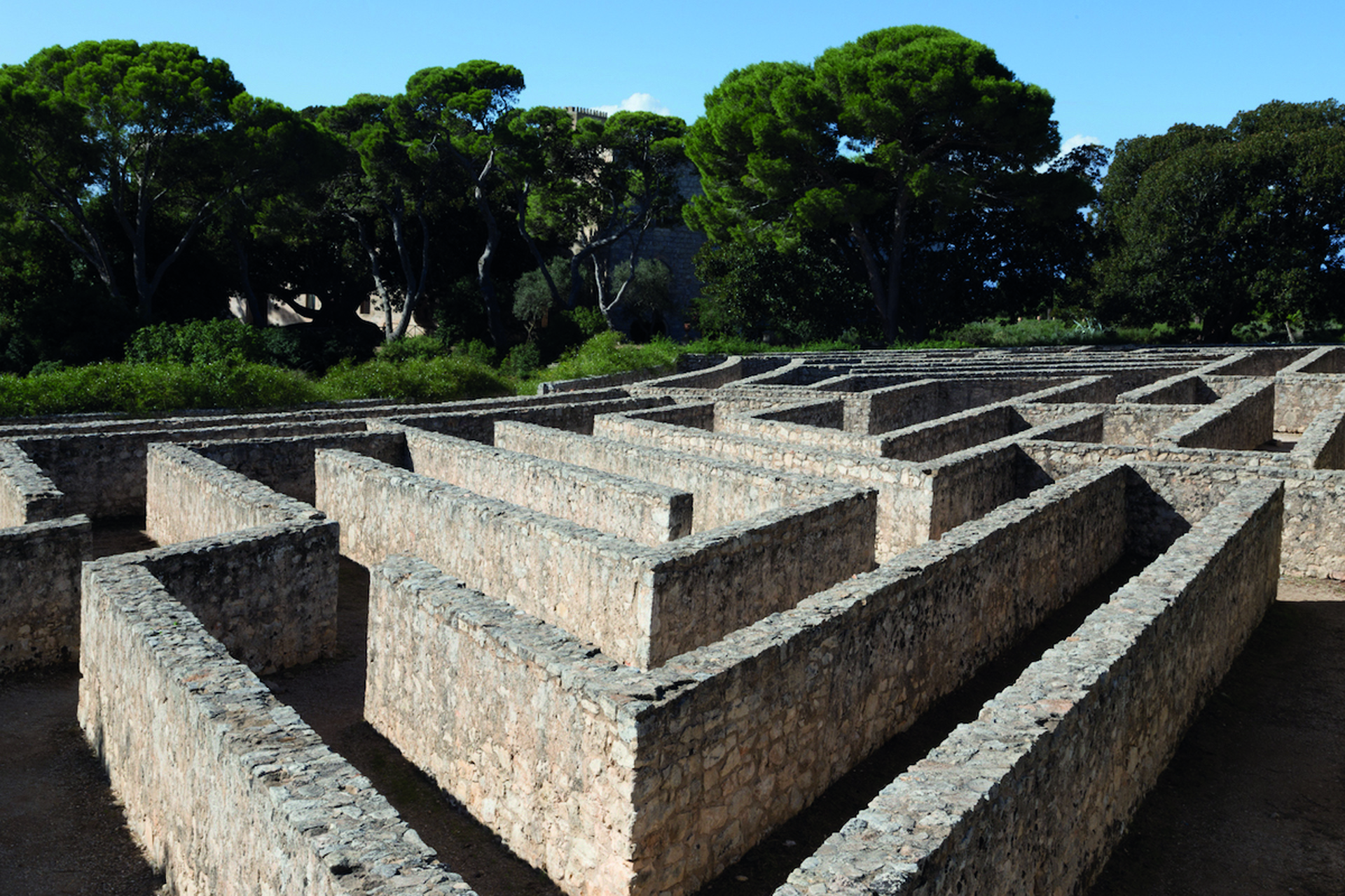 Fig. 5 – Donnafugata (Ragusa), labirinto di pietra nel giardino del Castello. Credits: Comune di Ragusa