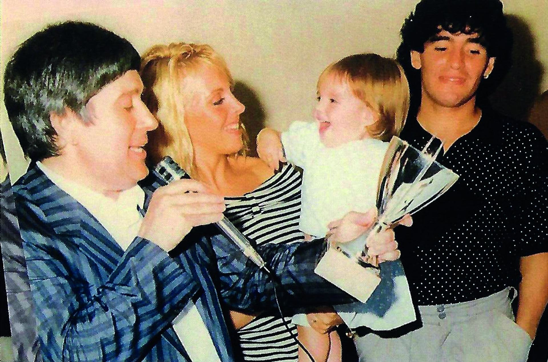 Maradona e Claudia Villafane (moglie) con la figlia Dalma (foto archivio Vittorio Camerini)
