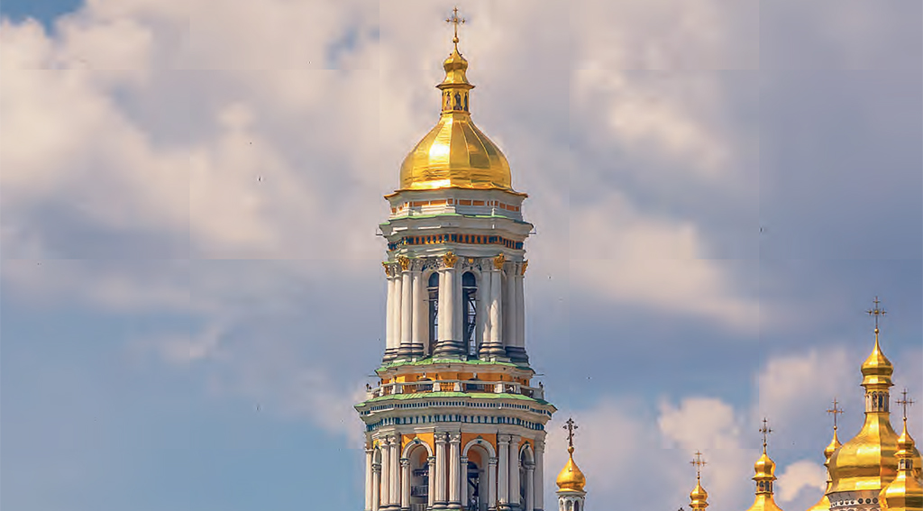 vista panoramica della Torre campanaria del Lavra e dell’antico Monastero a Kiev, iStock.com/Olga Tarasyuk