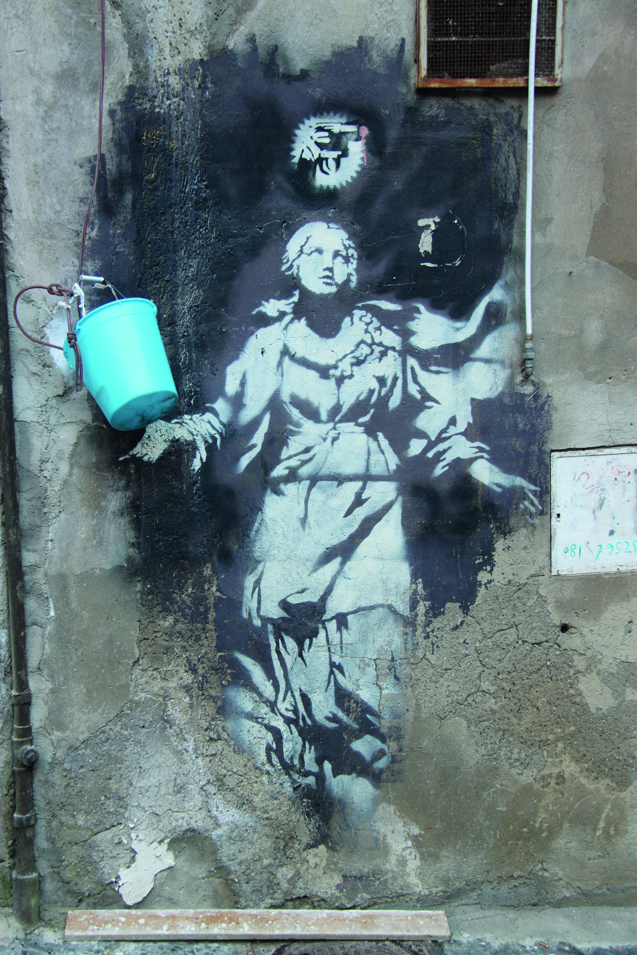 Banksy, Madonna con la pistola, Napoli. Foto di Roberto Bertoglio